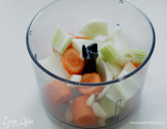 Все овощи порезать кусочками и измельчить в блендере.
