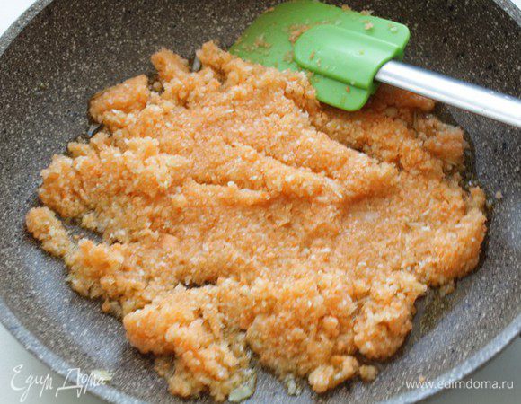 Разогреть масло, выложить измельченные овощи и потушить 5-7 минут, помешивая.