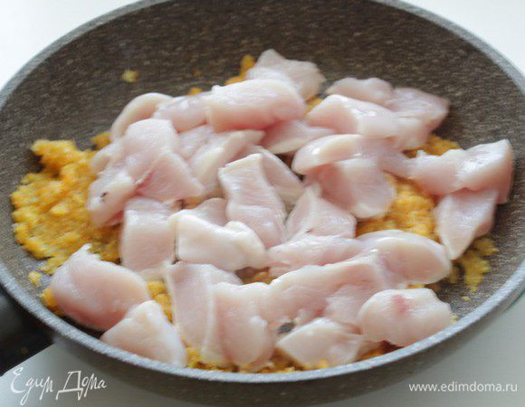 Филе курицы порезать на кусочки, добавить к овощам и жарить 3 минуты, помешивая.