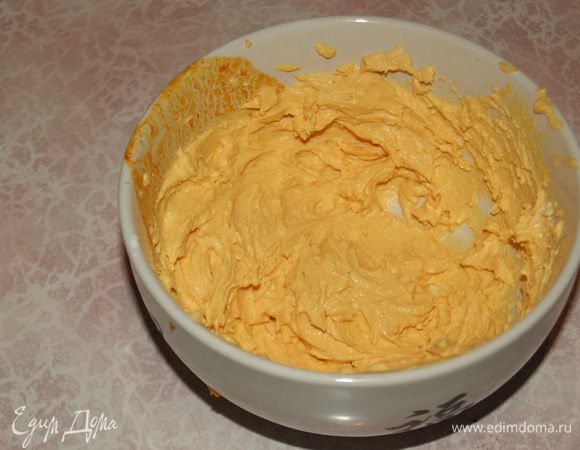 Для крема лучше брать творог в пачках. У него структура однородная и для крема более подходящая. А можно взять и творожный сыр. 

Крем: пюрировать или перемешать до однородности творог, облепиху и сахарную пудру по вкусу (смотрите, как вам нравится на сладость, не добавляйте сразу много).