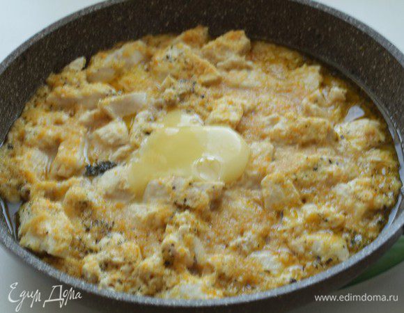 Отключить огонь. Добавить желток, по желанию зелень и перемешать.