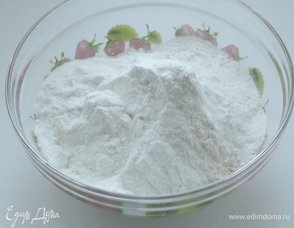 Смешайте обе муки с разрыхлителем.
