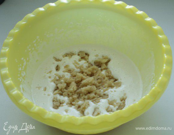 Яйца взбейте с сахаром. Порвите марципан и добавьте к яичной массе. Взбивайте до однородной массы