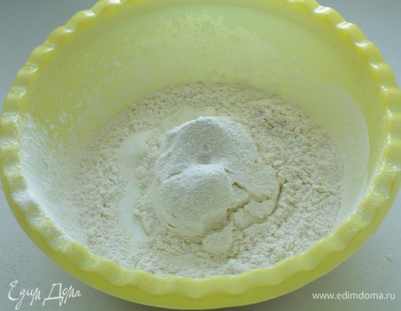 Затем добавьте мучную смесь, перемешайте. Добавьте к тесту кефир.