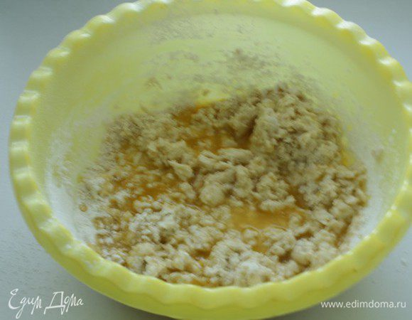 Добавьте растопленное теплое масло и снова перемешайте.