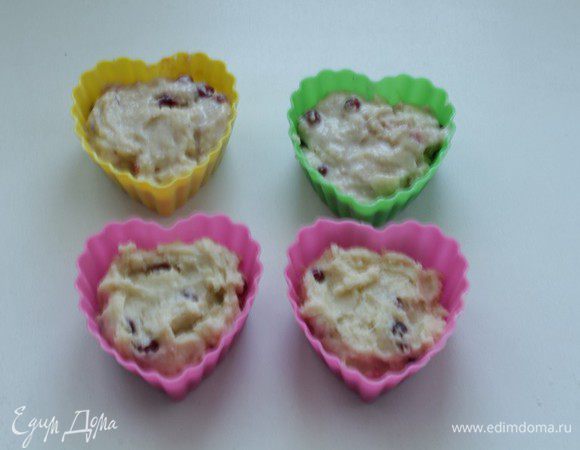 Разлейте тесто в формочки для маффинов и запекайте в духовке при 200С 20-25 минут.