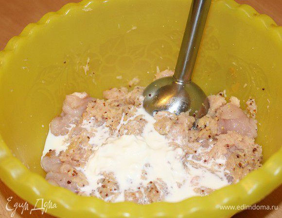 Добавить сливки, измельчаем погружным блендером.