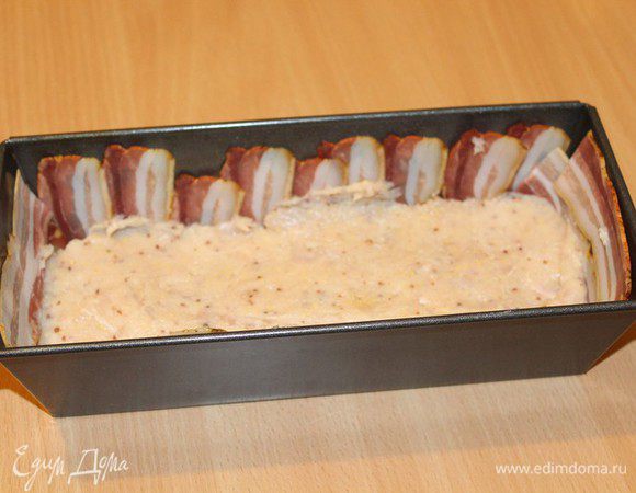 Форму выложить беком, выложить половину куриного фарша.