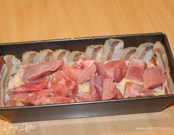 Филе бедра индейки нарезаем на кусочки среднего размера. Кладем на фарш.