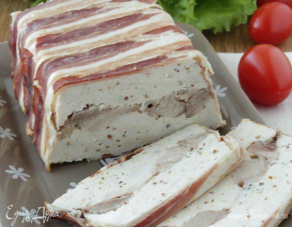 Ставим в форму большего размера и наливаем в нее кипятка так, чтобы он доходил до верхней трети формы с террином. Отправляем в предварительно разогретую до 180 градусов духовку и запекаем 1 час. Затем охладить.