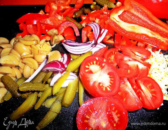 Примерно так выглядит подготовленная начинка. В тот вечер мы делали три разные пиццы, заготовок было много!