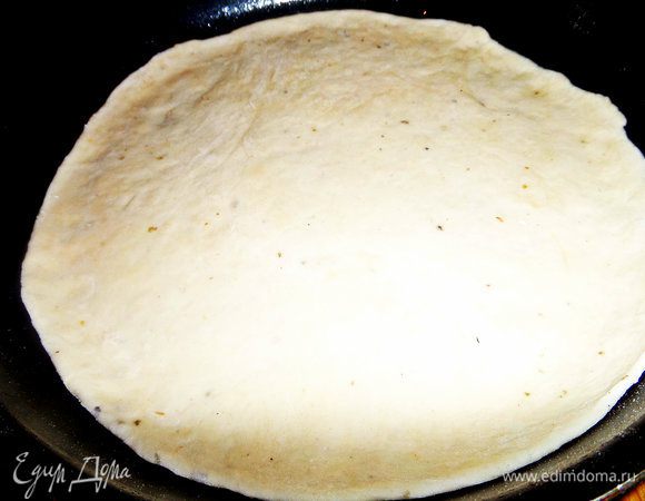 С тестом всё просто. Покупаю сыну готовую смесь для пиццы местных производителей хлеба и он с друзьями сам творит! В смесь добавлены итальянские травы и при ближайшем рассмотрении видны их вкрапления. А вообще у меня есть рецепт теста для пиццы: http://www.edimdoma.ru/retsepty/53670-testo-dlya-pitstsy или беру тесто на манке от Дениса http://www.edimdoma.ru/retsepty/14221-domashnie-sous-i-testo-dlya-pitstsy-salsa-e-pasta-per-la-pizza-fatta-in-casa.
Если смесь, то соединить с маслом и водой, дать постоять шарику накрыв, пока работаем с начинкой.