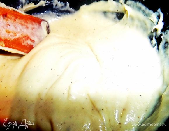 Для соуса "бешамель" взять кастрюльку с толстым дном, растопить на огне в ней сливочное масло, всыпать муку, перемешать деревянной лопаткой и вливать тонкой струйкой тёплое молоко, мешать пока не загустеет + мускатный орех, соль, перец и в конце тёртый сыр.