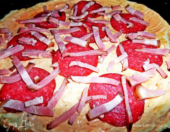 Сверху тонкие ломтики салями и ветчину соломкой хаотично покрошить.