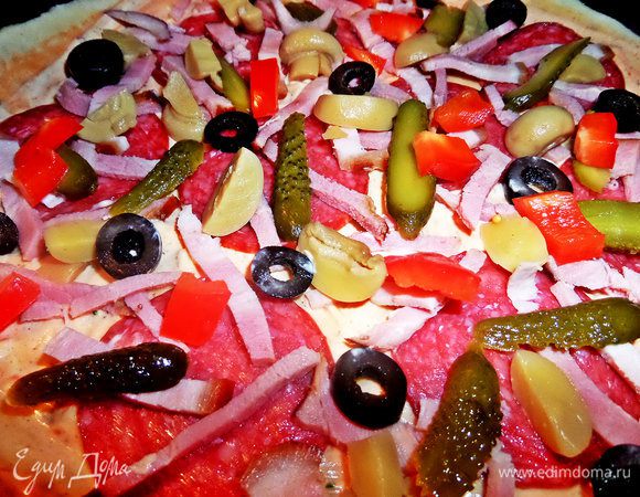 Тут по желанию: маслины кружочками, огурчики мелкие, вдоль нарезанные, шампиньоны на четверти, всё распределить.