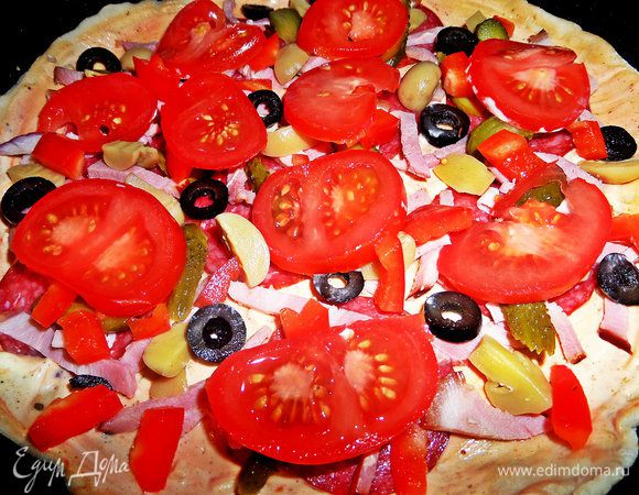 Накрыть помидорными кружками + немного лука.