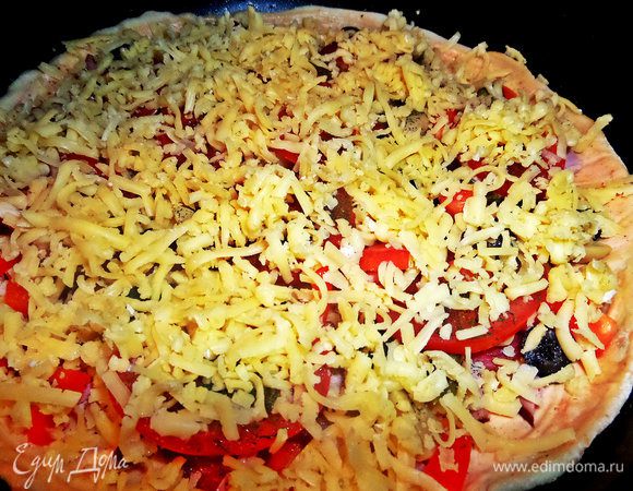 Посыпаем обильно тёртым сыром и выпекаем при 180*С,пока сыр не зарумянится, а тесто не пропечётся.