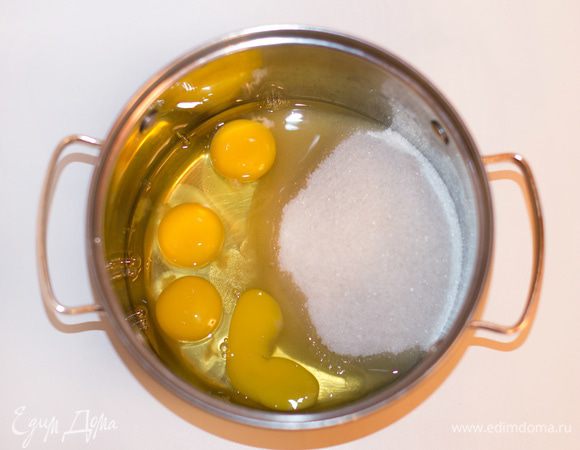 Приготовить кокосовый бисквит: яйца и сахар соединить.