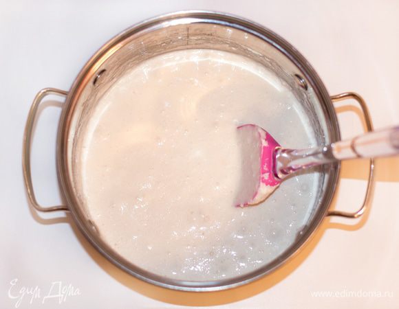 Смешать яичную массу с кокосовой стружкой. Стружку добавить в 2-3 приема. Вымешивать аккуратно, в одну сторону методом складывания.