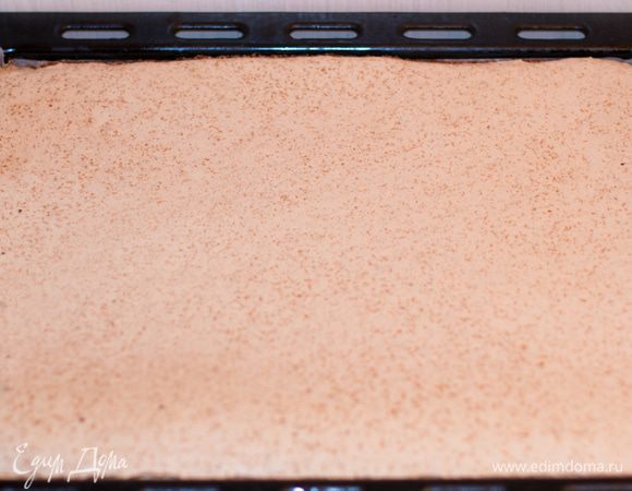 Противень застелить пекарской бумагой, вылить тесто. Разровнять спатулой. Выпекать в заранее прогретой духовке при 180 градусах примерно 20 мин. Духовки у всех разные, проверяйте готовность бисквита лучинкой. Готовый кокосовый бисквит на вид похож на безе - это только сверху образуется такая корочка, внутри бисквит мягкий.