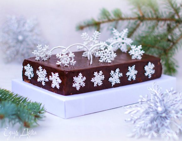  Аккуратно снять и украсить торт.