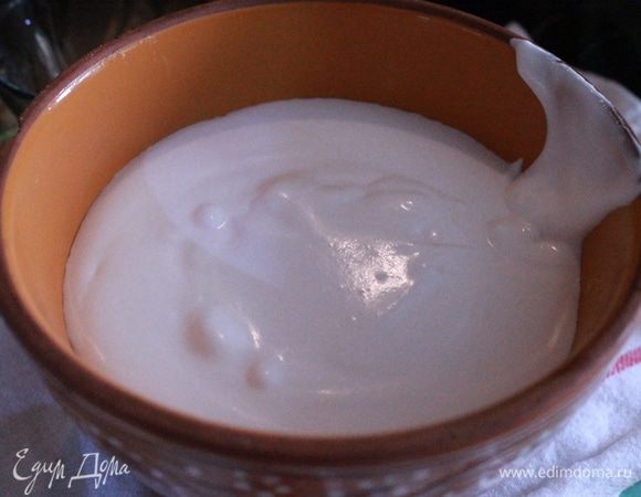 Сливки взбить с сахарной пудрой и соком лимона.