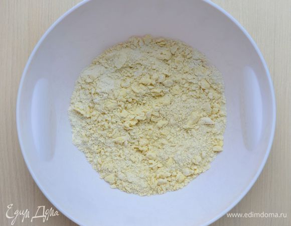 Муку, сахар и сливочное масло перетереть в крошку.