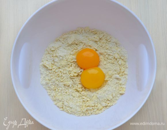  Добавить 2 желтка.
