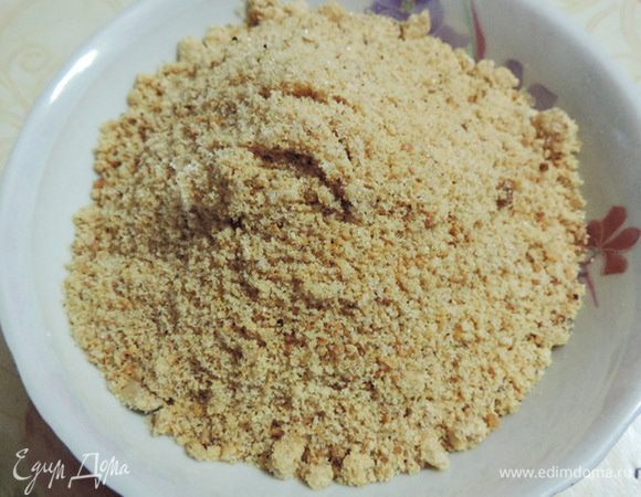 В первую очередь надо измельчить очищенный и обжаренный арахис. Измельчить его надо практически в муку любым удобным способом.