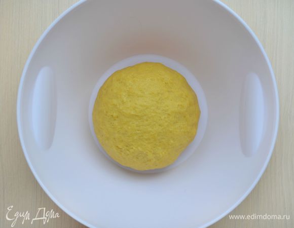 Замесить тесто. Оно практически сразу начнет отлипать от рук. Тесто переложить в целлофановый пакет или прикрыть пищевой пленкой в глубокой емкости. Поместить в холодильник на 2 часа.