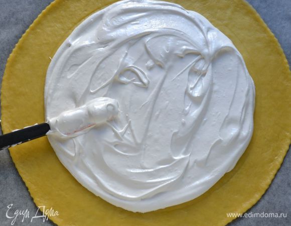  Готовим безе.

2 охлажденных белка начинаем взбивать на низкой скорости с щепоткой соли. Постепенно добавляем 150 гр сахарной пудры. Взбиваем до устойчивых пиков.

В середину круга положить тарелку и наметить края галеты, слегка проведя чем-то острым по краям.
Выложить безе, разровнять лопаточкой.