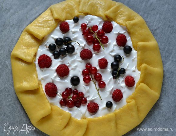 На безе выложить любые ягоды. 
Тесто защипнуть по кругу. Дать расстояться 10 минут. Края смазать взбитым яйцом.