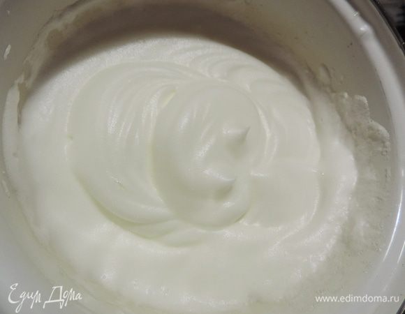 Я брала белки от крупных яиц, если вы используете мелкие, то добавьте еще парочку.
Взбить охлажденные белки с солью до устойчивых пиков. Они не должны выпадать из емкости при ее переворачивании.