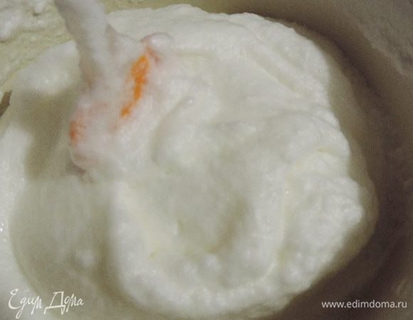 В три приема добавить в белки сахар и аккуратно перемешать лопаткой. Не взбивать!!!
Это было для меня камнем преткновения. Ну никак я не могла воспринять это, но все-таки решилась :)