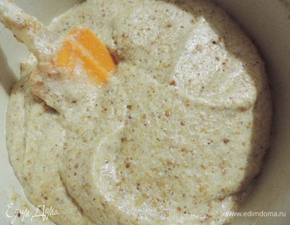 В три приема ввести измельченный арахис и снова аккуратно перемешать. Масса получается гораздо жиже, чем на безе. Это нормально.