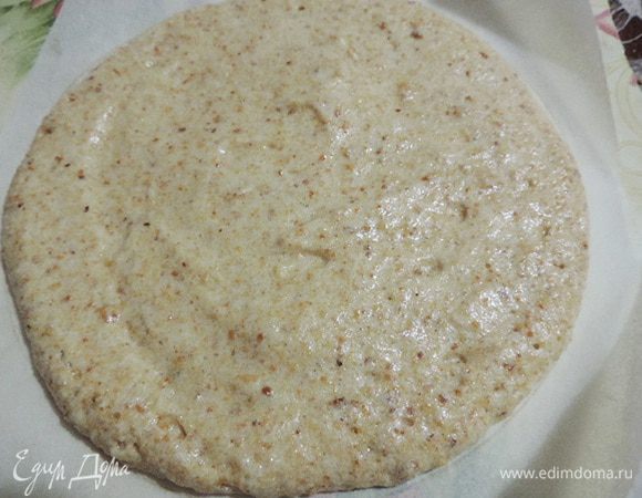 На пекарской бумаге нарисовать три круга диаметром 22-23 см. Распределить по каждому треть теста.
Если есть возможность, очень желательно все коржи выпекать одновременно! Если нет, ждать своей очереди они должны в холодильнике.