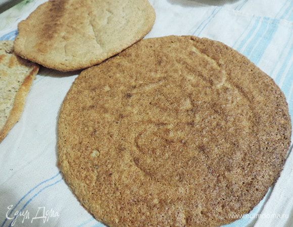 Выпекать в разогретой до 210-215 градусов духовке 20-25 минут до светло-коричневого цвета. Коржи с бумаги снимать горячими!
Аккуратно, они очень нежные и хрупкие, но когда остынут, станут плотнее. Коржи по структуре похожи на коржи для Эстерхази (это для тех, кто в курсе).