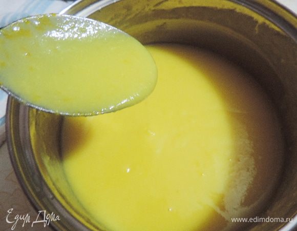 Пока коржи выпекаются, приготовить заварную основу. Желтки взбить с сахаром и ванилином до однородности и посветления. Ввести холодное молоко и отправить на средний огонь. Постоянно помешивая, довести смесь до загустения, не давая закипеть (если есть термометр, то нагревать смесь нужно до 82 градусов). Дать остыть до комнатной температуры, накрыть пищевой пленкой в контакте с поверхностью крема.