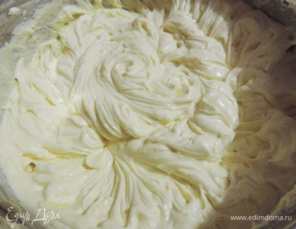 Размягченное сливочное масло взбить до посветления, затем по одной ложке ввести заварную основу, каждый раз взбивая до полной однородности. В конце взбивания добавить коньяк.