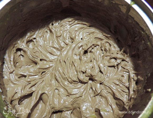 Отделить чуть больше трети полученного крема. Добавить какао и еще раз взбить до однородности.