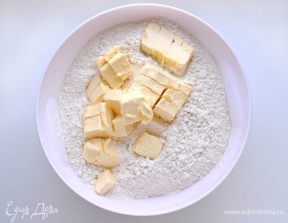 Сметану, масло сливочное (150 гр), муку (4 стакана) смешать. 