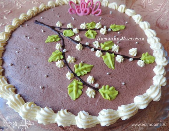 Крещатик - это главная улица Киева. Ее символ - цветущие каштаны. Вот изначально я и планировала украсить торт веточкой цветущего каштана. Но в 2 часа ночи рисовать каштан мне перехотелось, пришлось ограничиться просто цветущей веточкой непонятного происхождения.