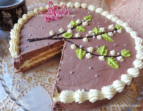 Аромат от торта просто невероятный. Перед употреблением лучше торту дать выстояться минимум 5 часов, желательно оставить его в холодильнике на ночь.
Я зря переживала: плотные коржи полностью пропитываются кремом и становятся тающими во рту. А крем - это просто настоящее блаженство!