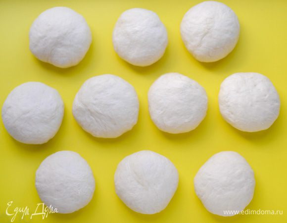 Разделить тесто на 10-12 частей. Каждую часть скатать в шар, накрыть пленкой и дать постоять 10-15 мин.