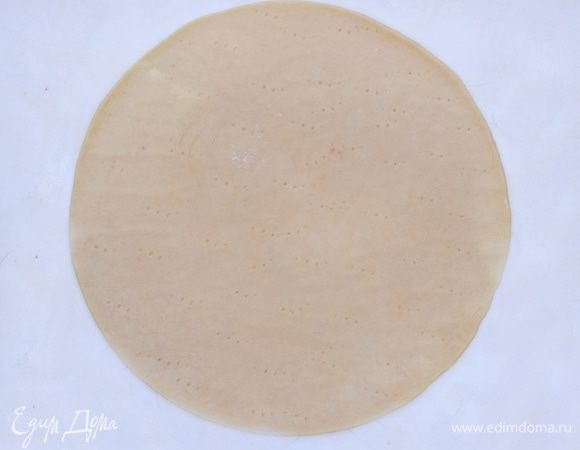 Каждую часто раскатать тонко на пергаменте. Положить сверху шаблон, например дно от разъемной формы, вырезать круг. Наколоть корж вилкой.