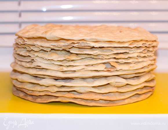 Готовые коржи укладывать друг на друга