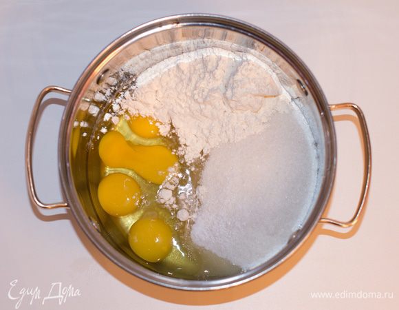 Готовим заварной крем:
Яйца соединить с мукой и сахаром
