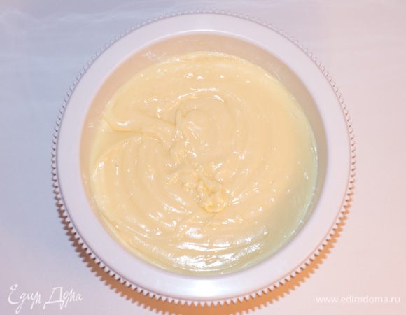  Варим крем на среднем огне постоянно помешивая венчиком, иначе крем подгорит. Варим до загустения. Сливочное масло (мягкое) взбить миксером, порционно добавляя заварной крем. Взбиваем до тех пор, пока не добавим весь крем и масса не станет однородной. Крем очень нежный по консистенции, но хорошо держит форму.