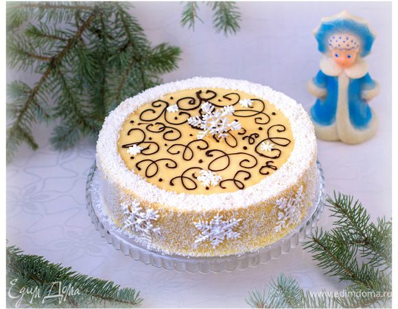 Каждый корж промазывать кремом, посыпать кокосовой стружкой и складывать друг на друга, слегка прижимая. Верхний корж и боковую поверхность торта также промазываем обильно. Украсить кокосовой стружкой и растопленным шоколадом из корнета. 