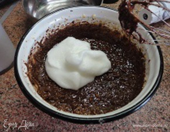 Отделите белки от желтков. Миксером взбейте белки с щепоткой соли в упругую пену. Отдельно взбейте желтки с сахаром и, не прекращая взбивать, введите шоколадно-сливочную массу и всыпьте измельченные в блендере орехи, взбейте в однородную массу, частями вмешайте взбитые белки, хорошо перемешайте.